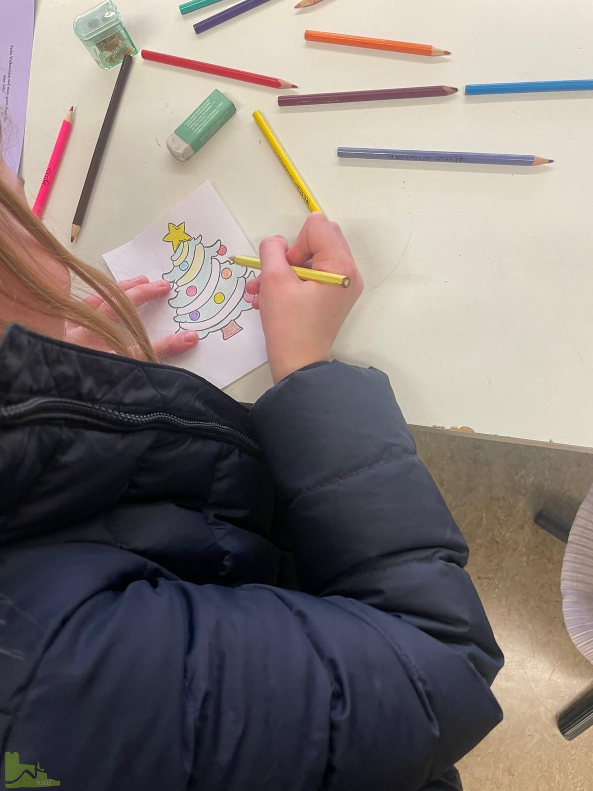 Weihnachtsfreude im Briefkasten: Achtklässler:innen basteln Karten für die Nachbarschaft